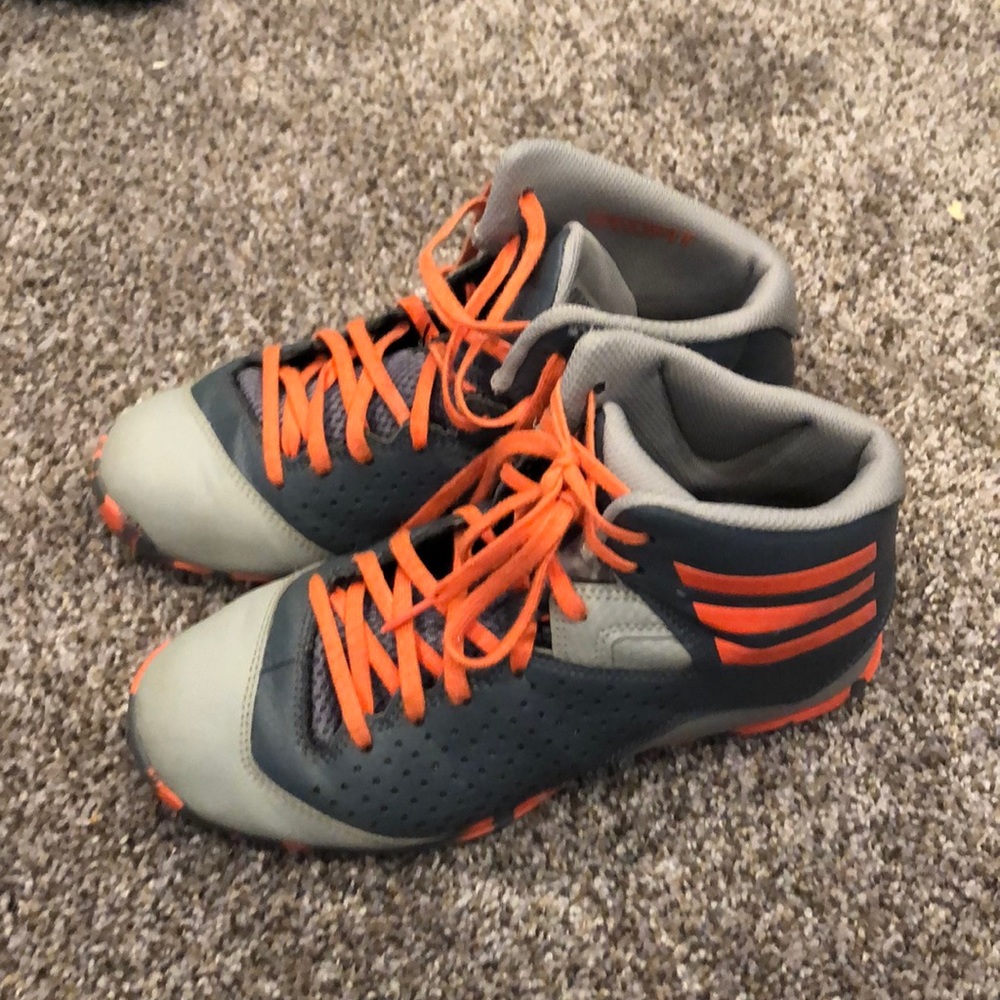 Boys Size 5 basketball shoes